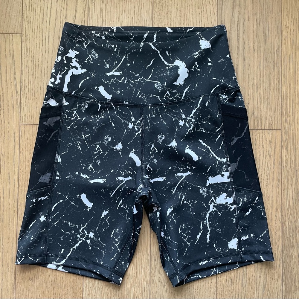 Black Marble Print Bike 7” Shorts w. Phone Pocket NWT - Size S